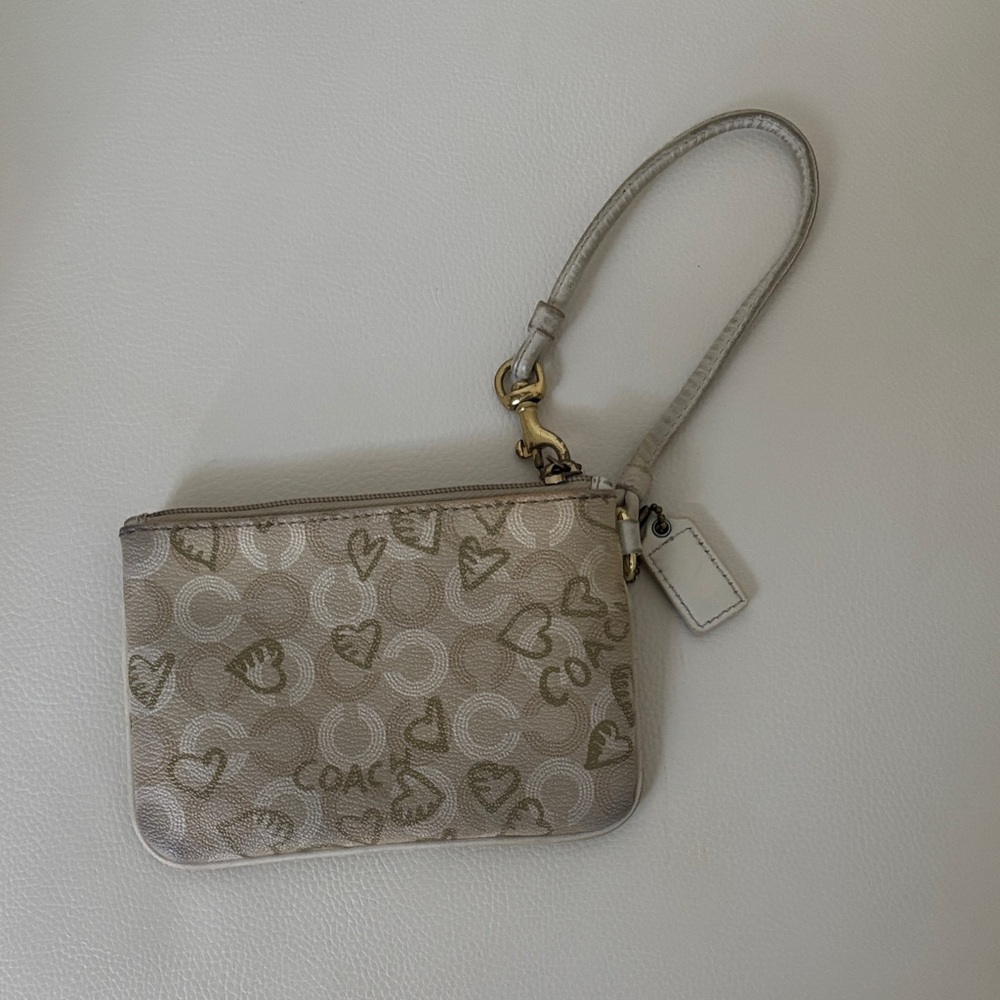 Coach Waverly Hearts Beige Heart Pattern Wristlet  ( PREOWNED) - Picture 6 of 16